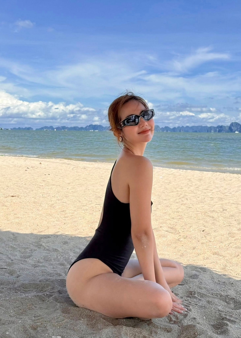 Huyền Lizzie diện bikini khoe vóc dáng nóng bỏng ở tuổi U40