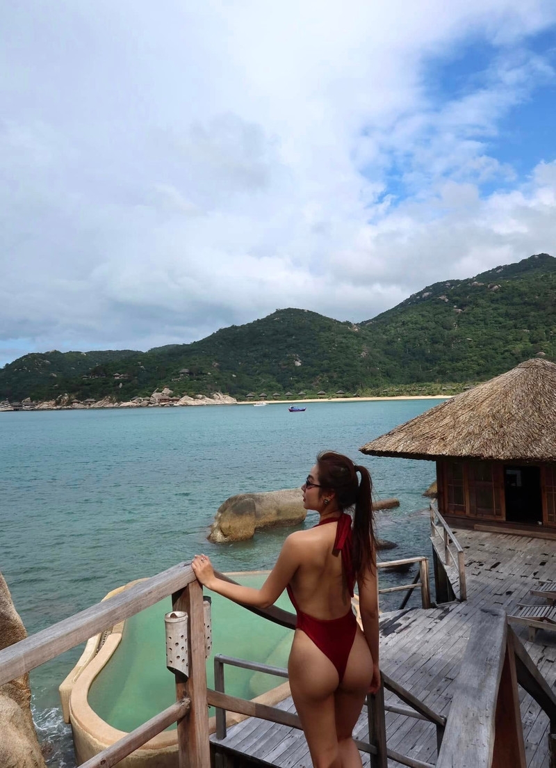 Huyền Lizzie diện bikini khoe vóc dáng nóng bỏng ở tuổi U40
