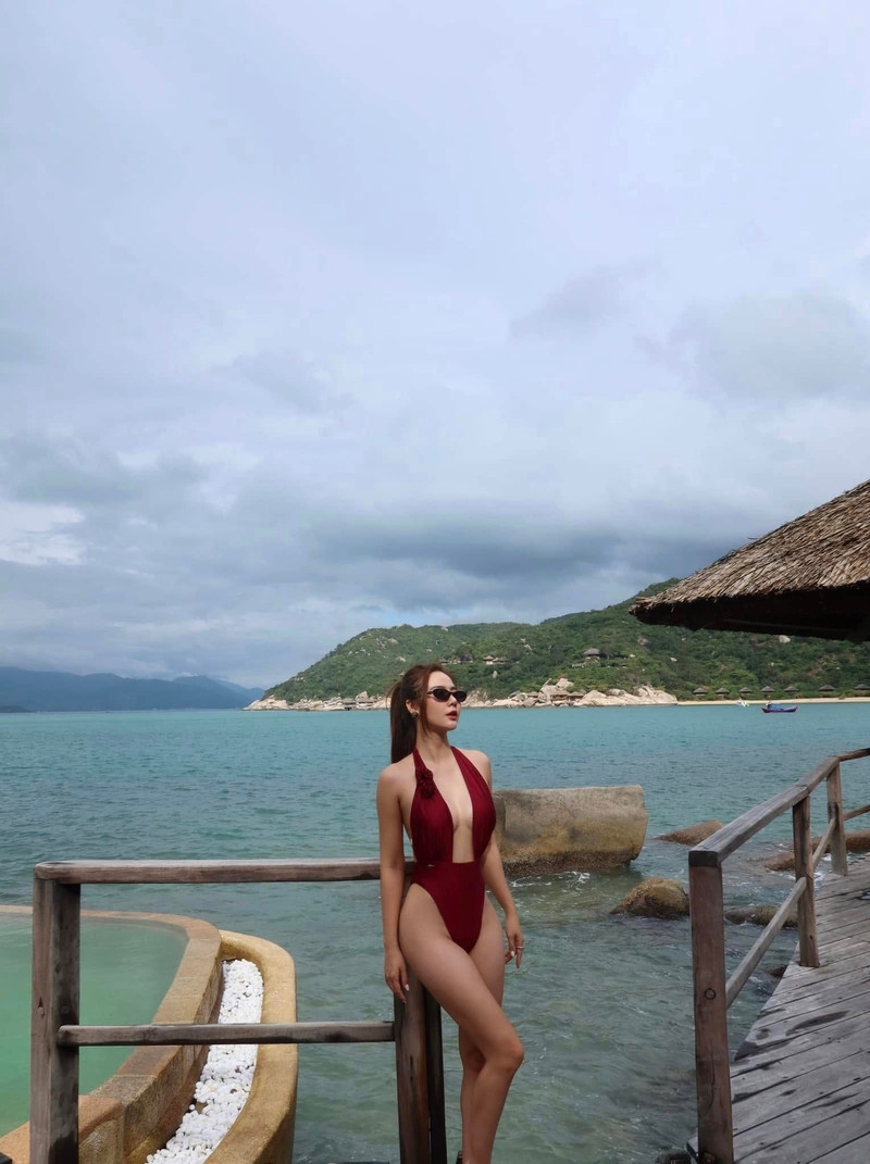 Huyền Lizzie diện bikini khoe vóc dáng nóng bỏng ở tuổi U40