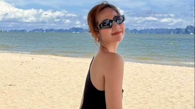 Huyền Lizzie diện bikini khoe vóc dáng nóng bỏng ở tuổi U40