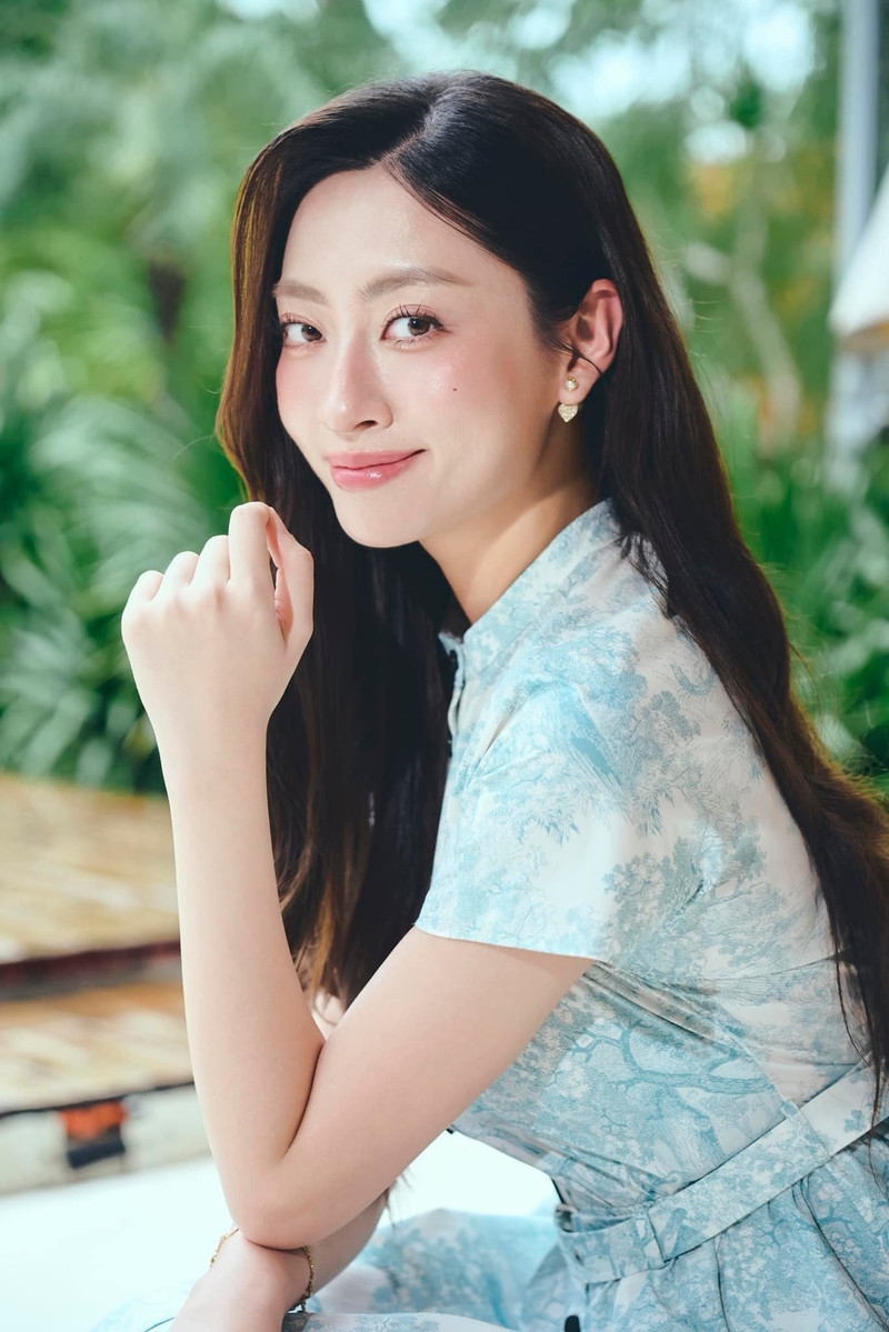 Hoa hậu Lương Thùy Linh đẹp ma mị trong loạt ảnh mới
