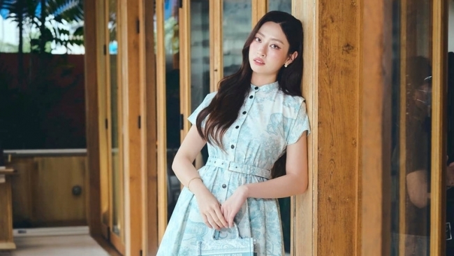 Hoa hậu Lương Thùy Linh đẹp ma mị trong loạt ảnh mới