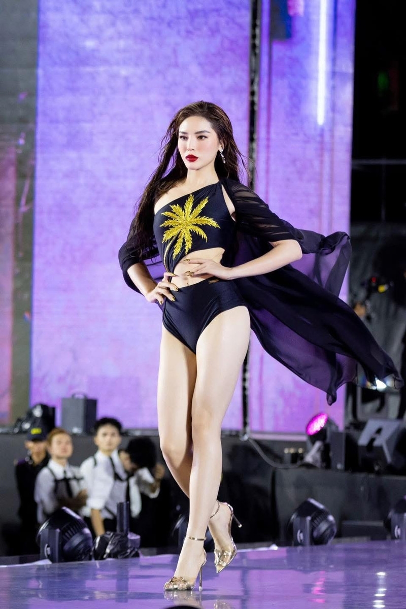Kỳ Duyên diện bikini khoe vòng eo 'không tưởng'