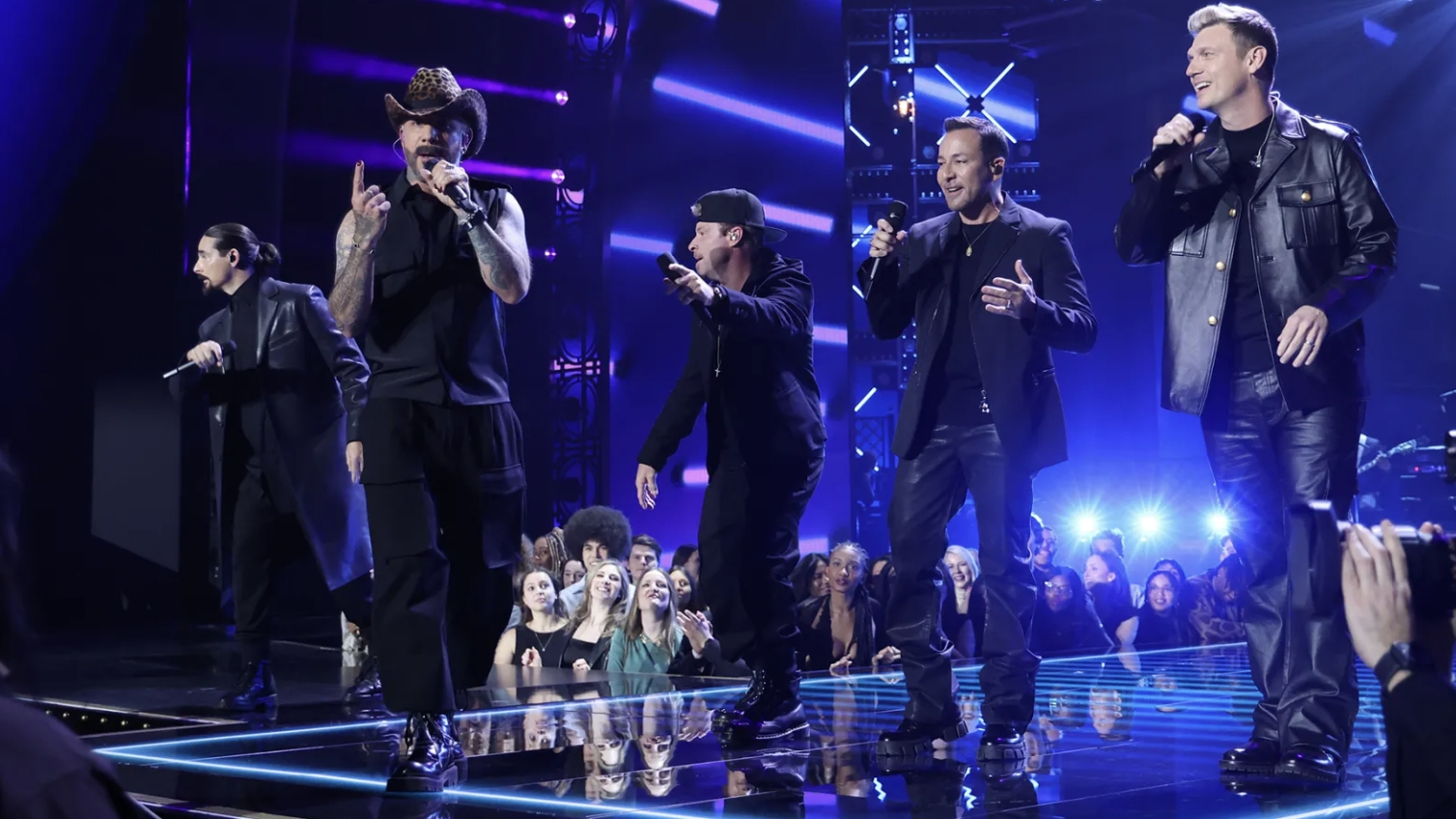 Backstreet Boys tái hiện sân khấu vũ trụ ngoạn mục trong tour "Into the Millennium"
