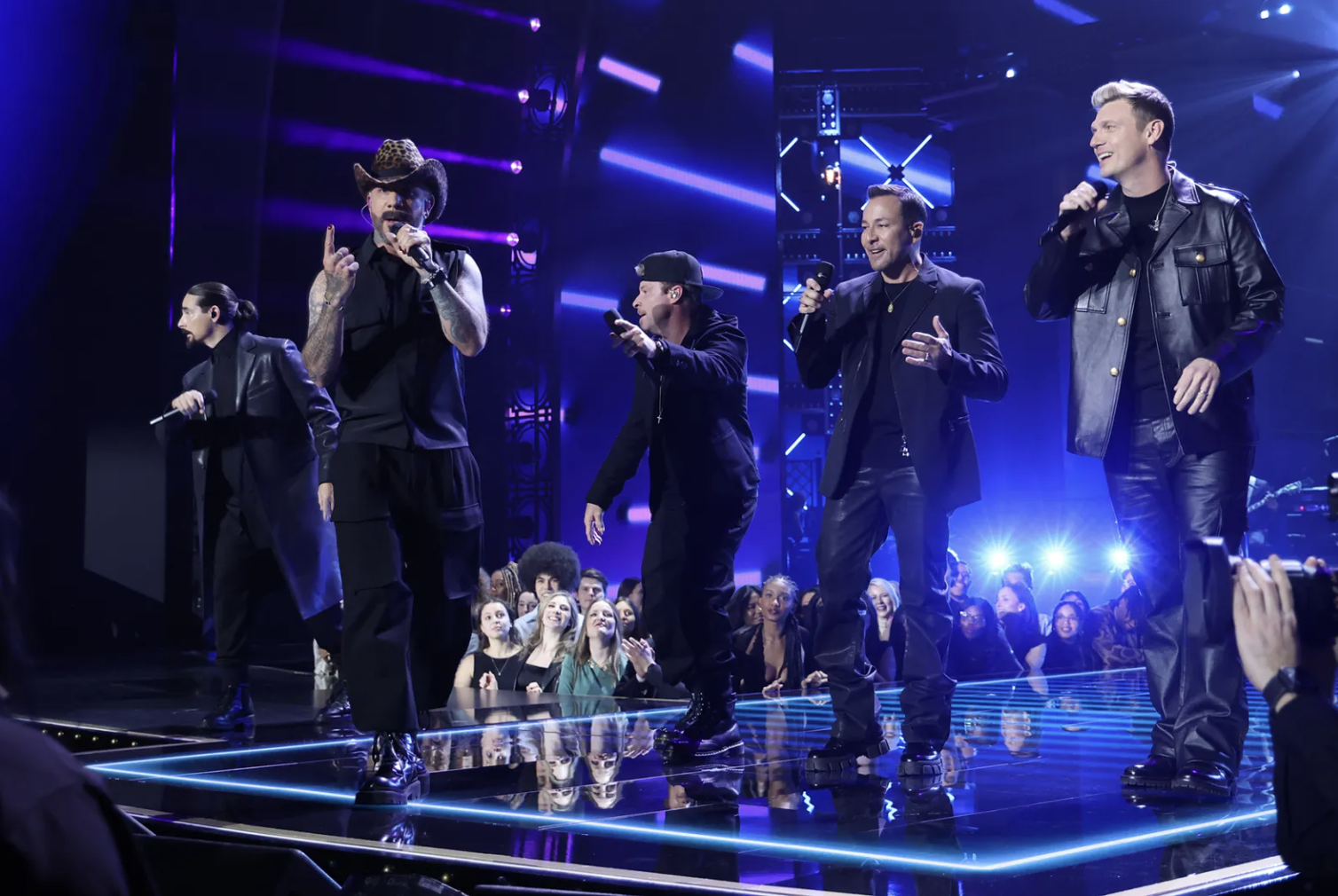 Backstreet Boys tái hiện sân khấu vũ trụ ngoạn mục trong tour "Into the Millennium"