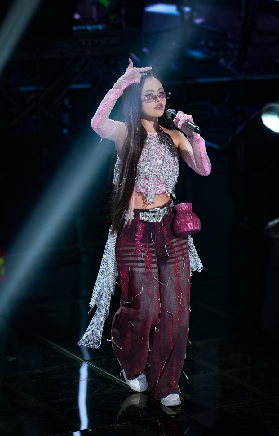 Phương Mỹ Chi mang rap Việt lên sân khấu quốc tế trong hình tượng cô Tấm