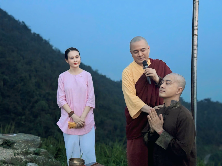 Tuấn Hưng bất ngờ cạo trọc đầu, nguyên do phía sau khiến nhiều người xúc động