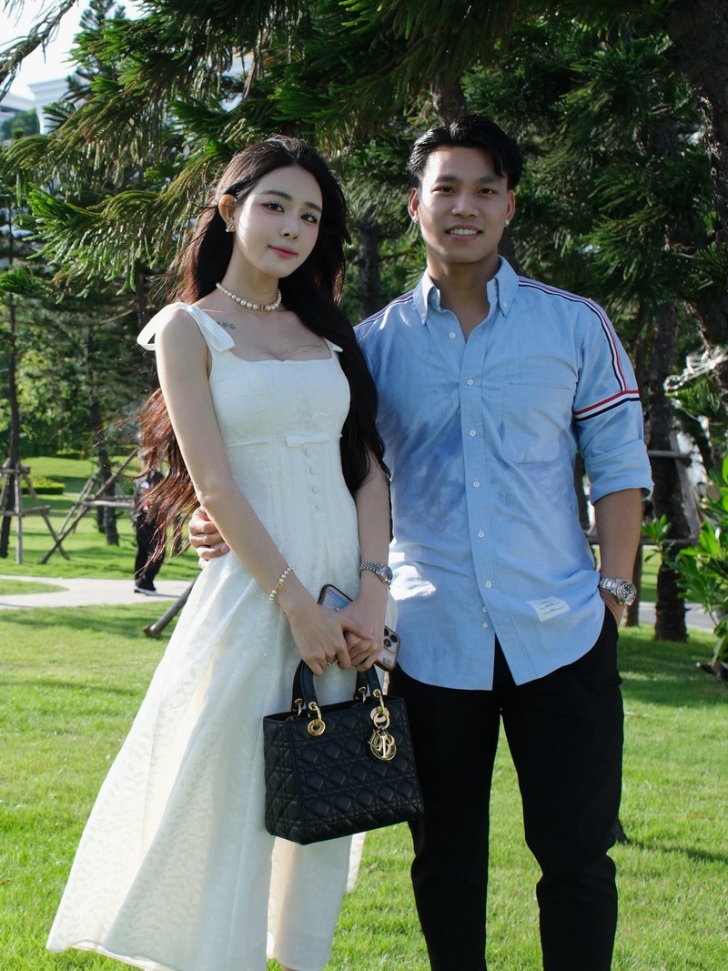 Bạn gái hậu vệ Văn Thanh tung loạt ảnh cưới đậm chất truyền thống