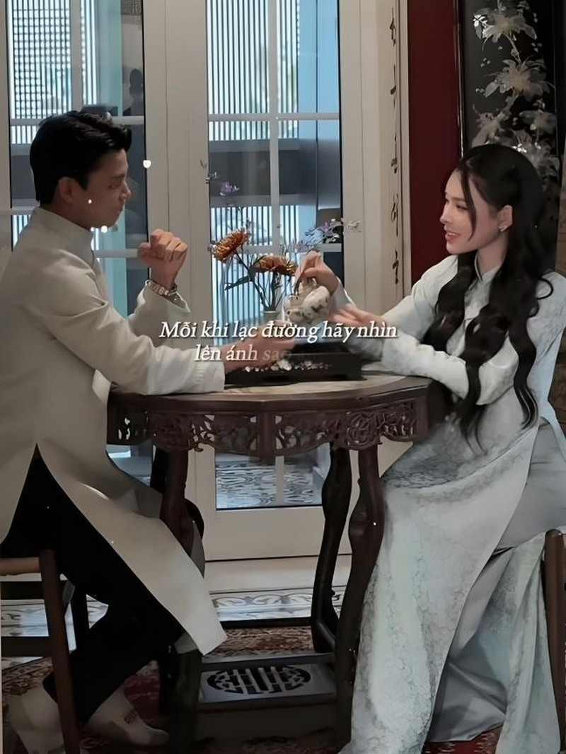 Bạn gái hậu vệ Văn Thanh tung loạt ảnh cưới đậm chất truyền thống