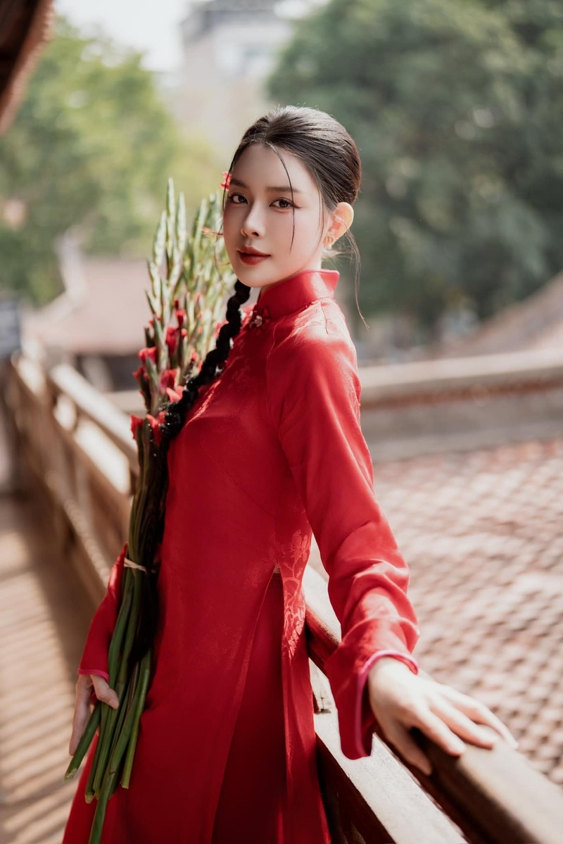 Bạn gái hậu vệ Văn Thanh tung loạt ảnh cưới đậm chất truyền thống