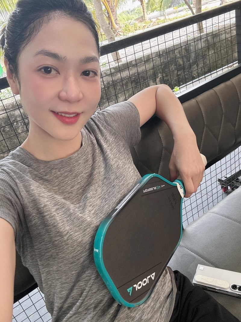 'Bạn gái tin đồn' Quang Lê khoe nhan sắc rạng rỡ trên sân pickleball ở tuổi U40