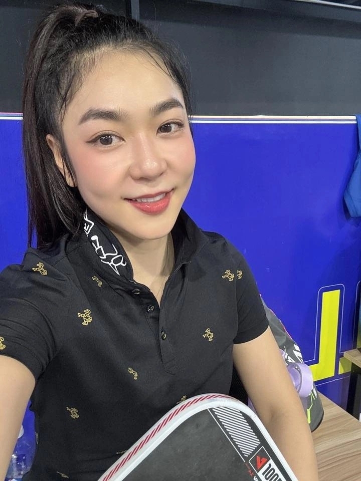 'Bạn gái tin đồn' Quang Lê khoe nhan sắc rạng rỡ trên sân pickleball ở tuổi U40