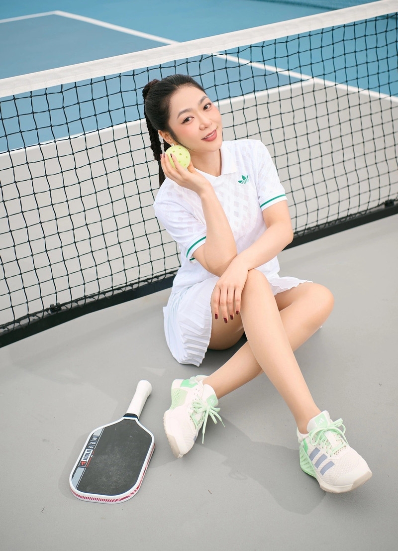 'Bạn gái tin đồn' Quang Lê khoe nhan sắc rạng rỡ trên sân pickleball ở tuổi U40
