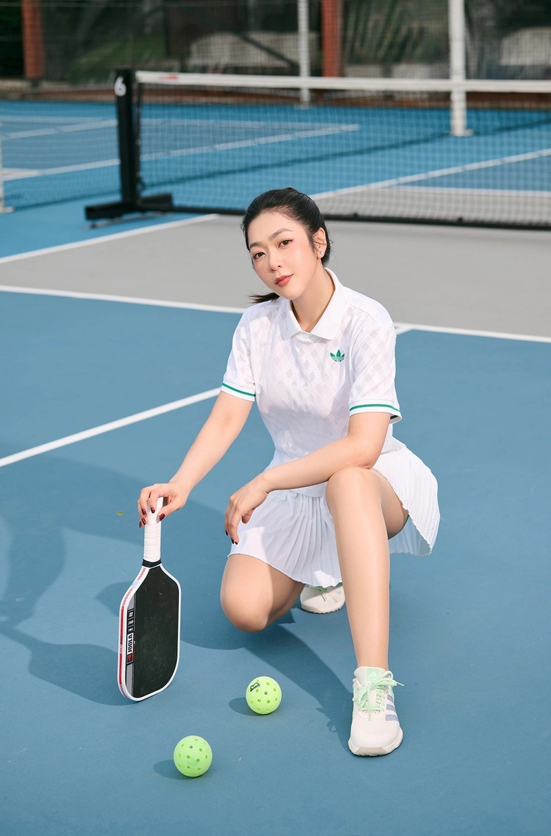'Bạn gái tin đồn' Quang Lê khoe nhan sắc rạng rỡ trên sân pickleball ở tuổi U40