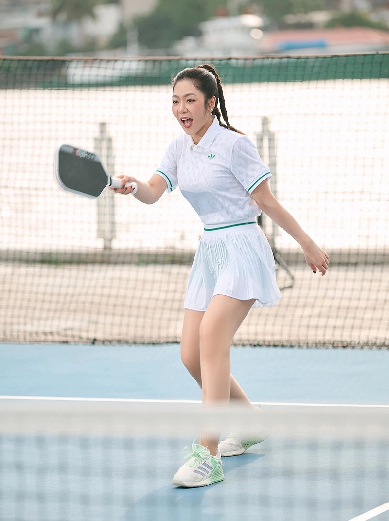 'Bạn gái tin đồn' Quang Lê khoe nhan sắc rạng rỡ trên sân pickleball ở tuổi U40