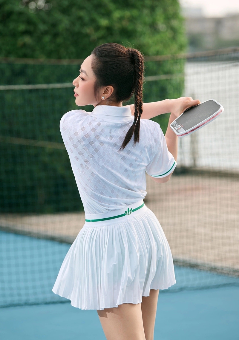 'Bạn gái tin đồn' Quang Lê khoe nhan sắc rạng rỡ trên sân pickleball ở tuổi U40