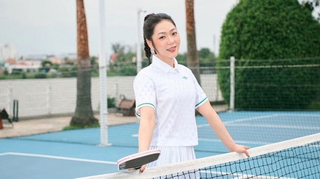 'Bạn gái tin đồn' Quang Lê khoe nhan sắc rạng rỡ trên sân pickleball ở tuổi U40