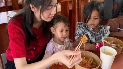 Hoa hậu Thanh Thủy đón tuổi 24 hạnh phúc bên trẻ em vùng cao