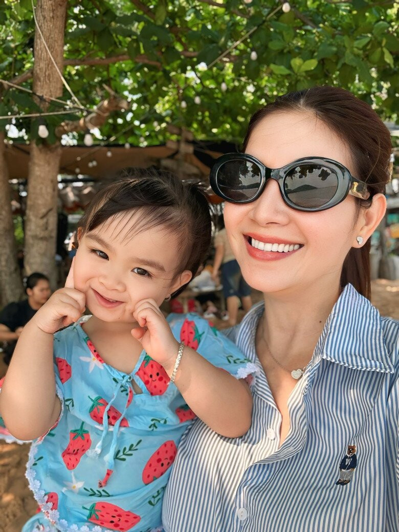 NSND Hồng Vân xúc động nhận lời chúc từ con gái Kha...