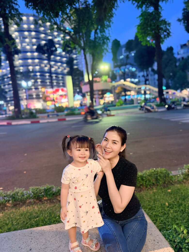 NSND Hồng Vân xúc động nhận lời chúc từ con gái Kha...