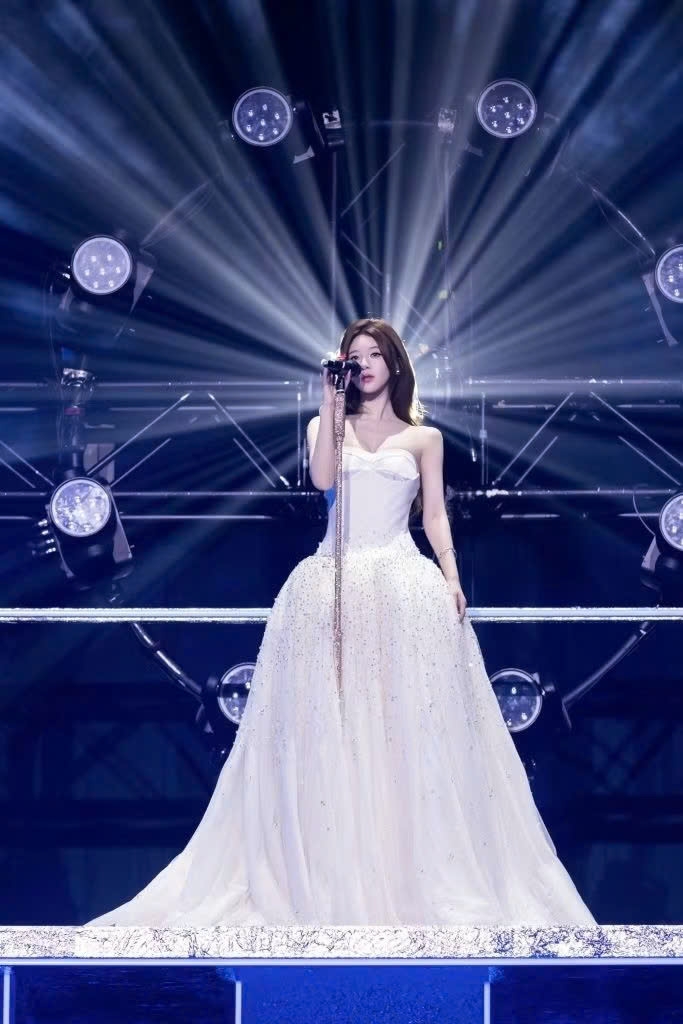 Triệu Lộ Tư gây 'bão' tranh luận với concert hơn 1 tỷ lượt xem