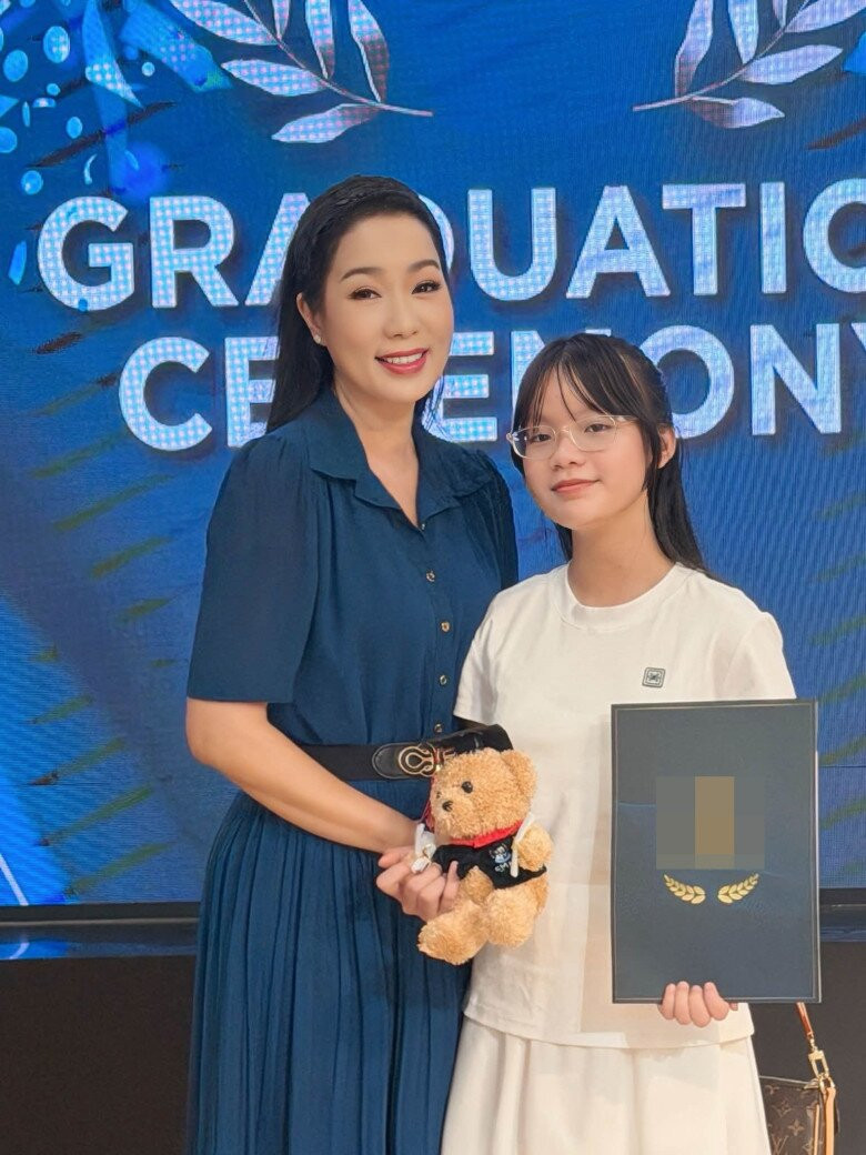 Con trai ca sĩ Đăng Khôi và ái nữ NSND Trịnh Kim Chi rạng rỡ tốt nghiệp tiểu học