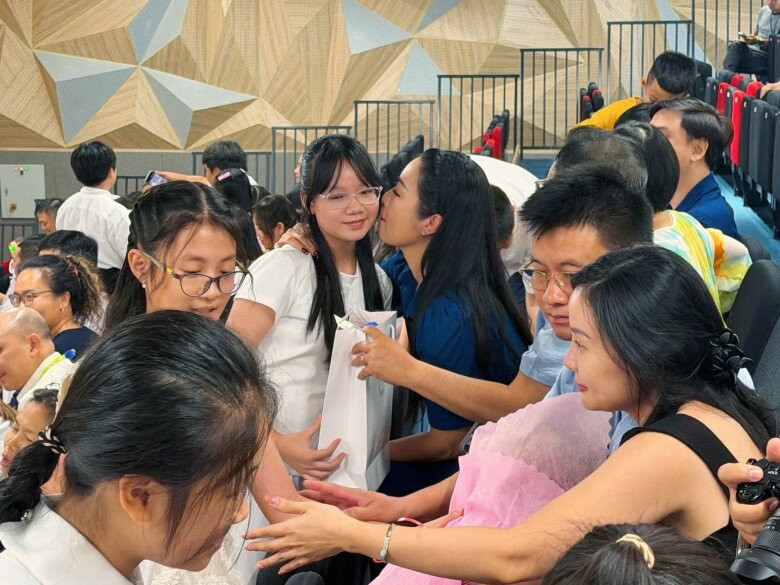 Con trai ca sĩ Đăng Khôi và ái nữ NSND Trịnh Kim Chi rạng rỡ tốt nghiệp tiểu học