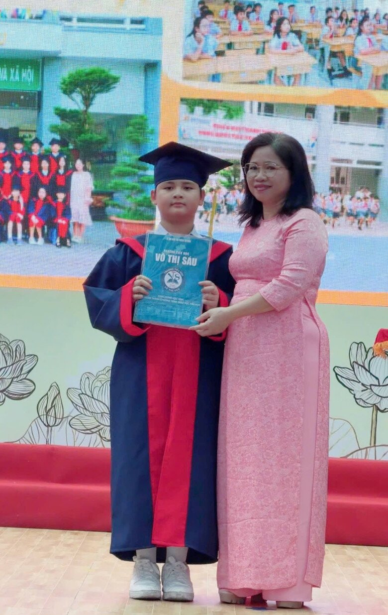 Con trai ca sĩ Đăng Khôi và ái nữ NSND Trịnh Kim Chi rạng rỡ tốt nghiệp tiểu học