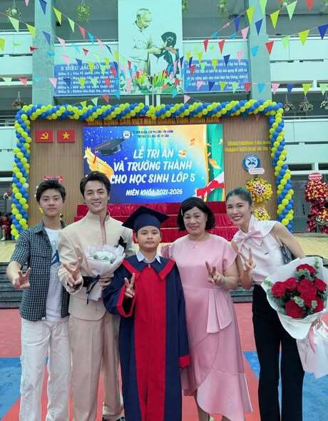 Con trai ca sĩ Đăng Khôi và ái nữ NSND Trịnh Kim Chi rạng rỡ tốt nghiệp tiểu học
