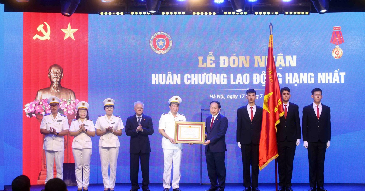 Cục Quản lý Thi hành án dân sự vinh dự đón nhận Huân chương Lao động hạng Nhất