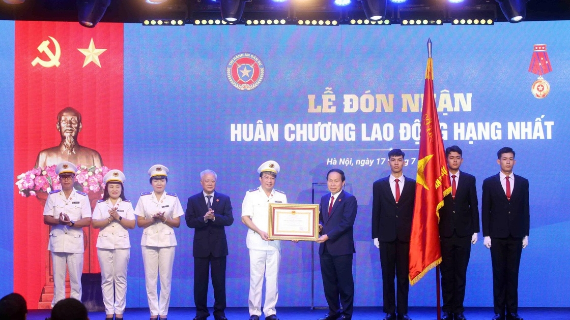 Cục Quản lý Thi hành án dân sự vinh dự đón nhận Huân chương Lao động hạng Nhất