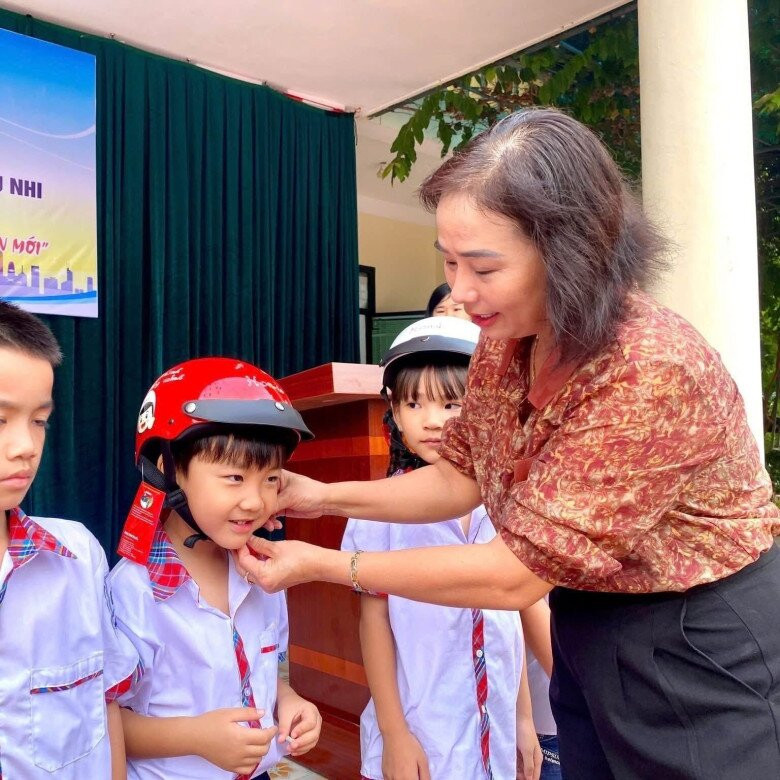 Hòa Minzy đi họp phụ huynh trường làng, nhạc sĩ Nguyễn Văn Chung nhận kết quả trái ngược cho hai con Hòa Minzy đi họp phụ huynh trường làng, nhạc sĩ Nguyễn Văn Chung nhận kết quả trái ngược cho hai con