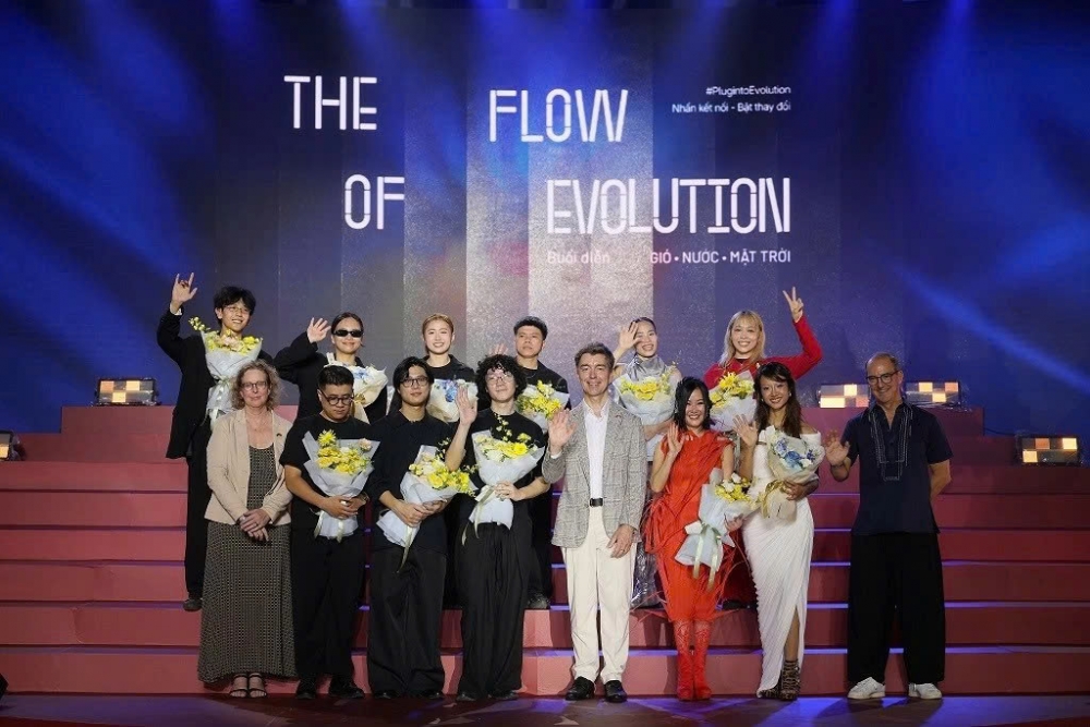 Show diễn ‘The Flow of Evolution’ khép lại hành trình ‘Nhấn kết nối - Bật thay đổi’ Show diễn ‘The Flow of Evolution’ khép lại hành trình ‘Nhấn kết nối - Bật thay đổi’