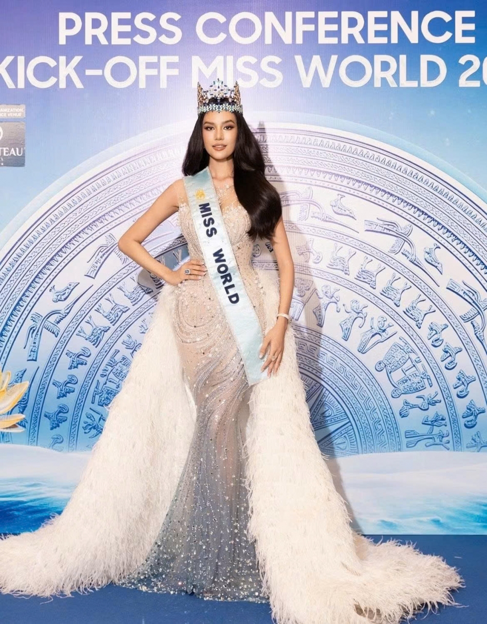 Opal Suchata ghi dấu thế nào trước ngày trao lại vương miện Miss World?
