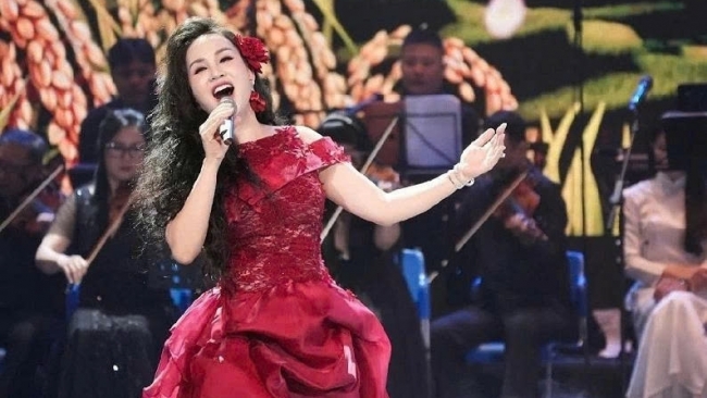 Ca sĩ Nguyễn Khánh Ly song ca cùng NSND Quang Thọ, tạo dấu ấn trong đêm nhạc tri ân