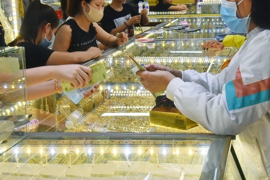 Giá vàng hôm nay 7/8 mất giá mạnh, tụt sâu về đáy 1 năm