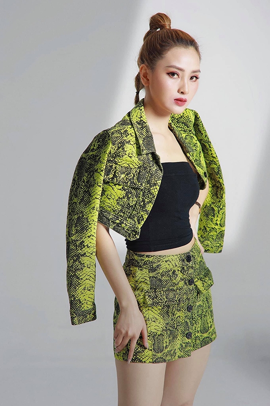 Thời trang khoe eo của Huyền Trang 'Mù Tạt'