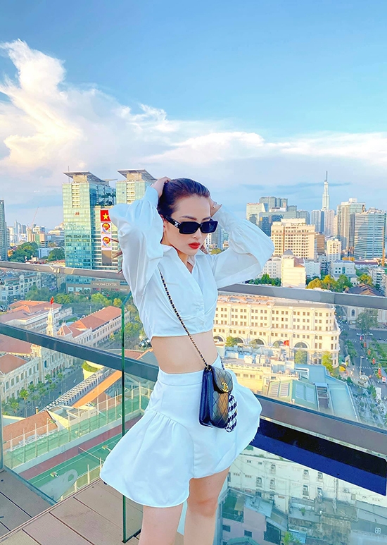 Thời trang khoe eo của Huyền Trang 'Mù Tạt'