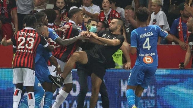 Bạo loạn tại Ligue 1: Cổ động viên tràn xuống sân đánh nhau với cầu thủ