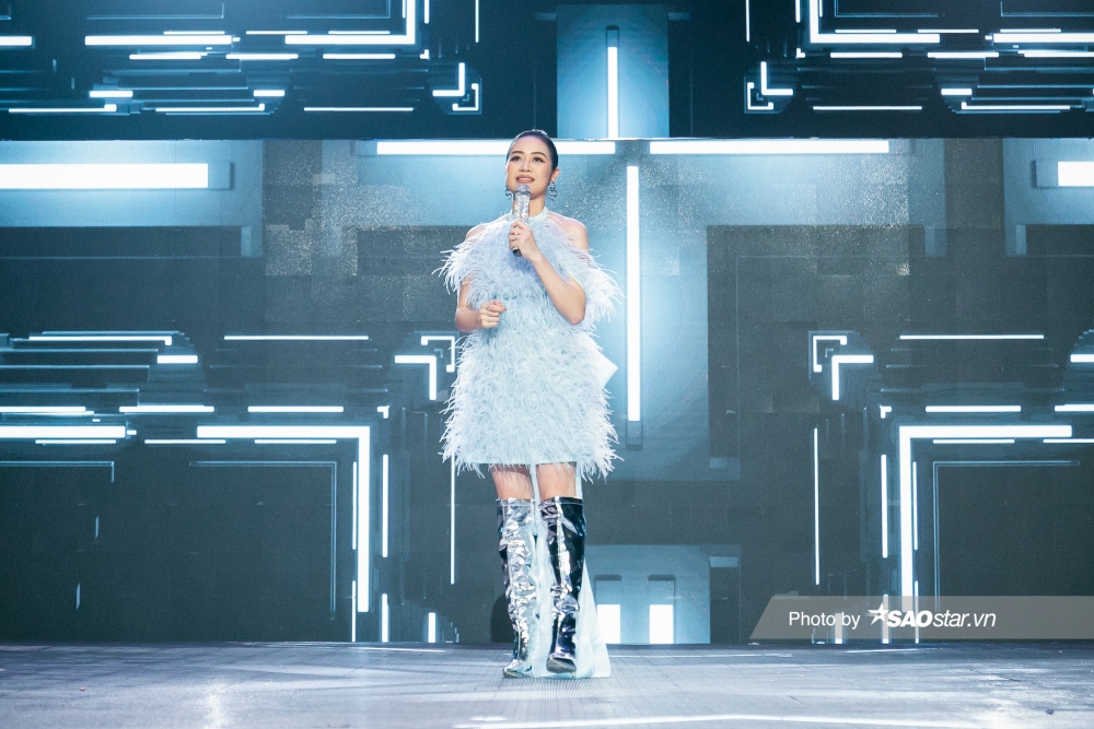 Style cá tính đậm chất highfashion của MC Phí Linh trở thành linh hồn của The Heroes
