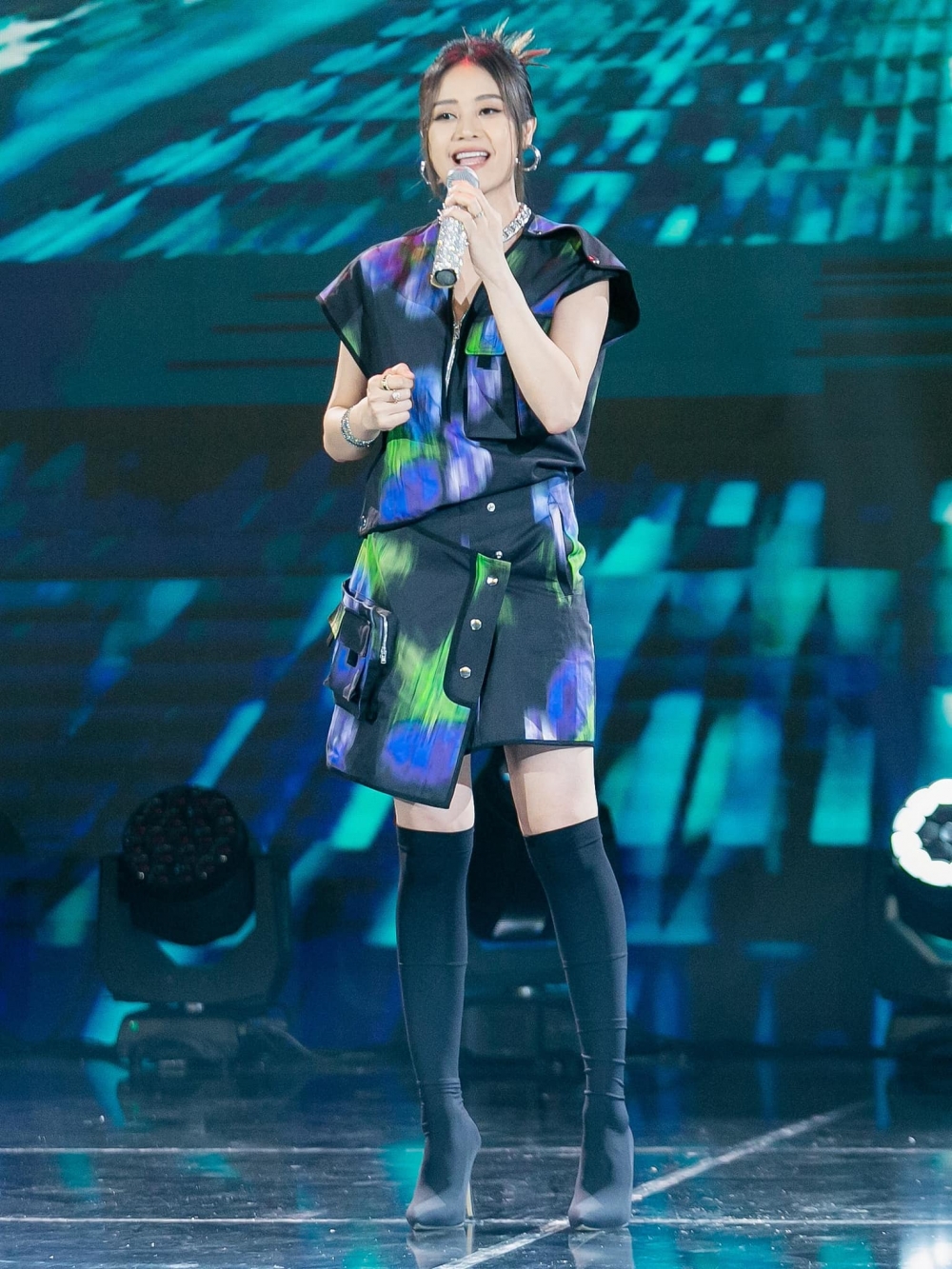 Style cá tính đậm chất highfashion của MC Phí Linh trở thành linh hồn của The Heroes