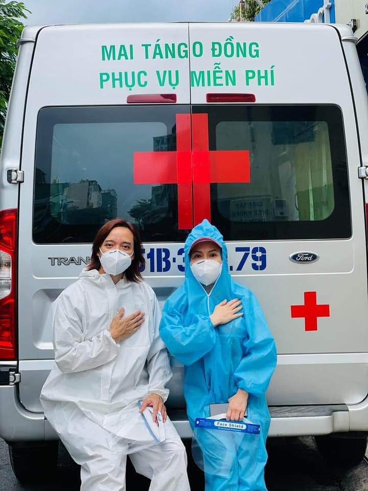 Xúc động câu chuyện vợ chồng Việt Hương giúp Phi Nhung chuyển viện giữa đêm