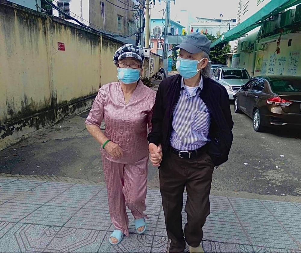 Bố ruột NSƯT Hoài Linh sức khỏe yếu, em gái danh hài nghẹn ngào 'thỉnh cầu' dân mạng