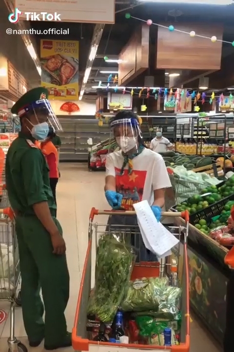 Nam Thư đi chợ giúp bà con, bất ngờ 'phản ứng' khi gặp chú bộ đội