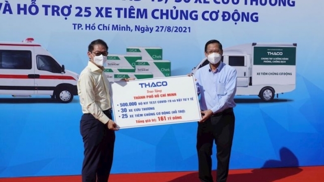 THACO trao tặng nhiều phương tiện, trang thiết bị vật tư y tế cho TP.HCM chống dịch covid-19.