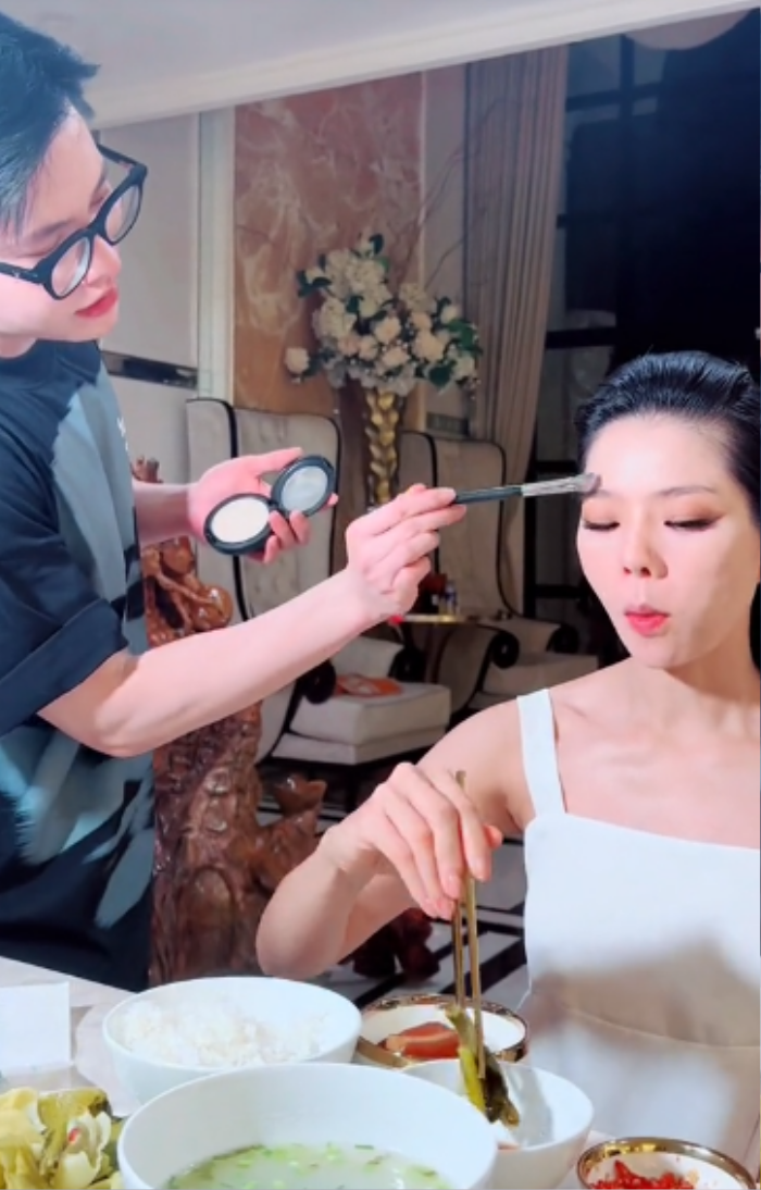 Khoe hậu trường vừa ăn cơm vừa make-up, Lệ Quyên khiến fan lo lắng