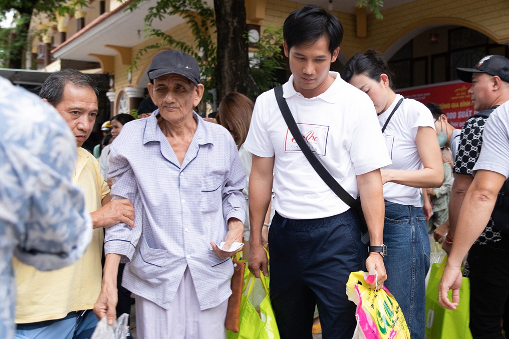 Vân Trang, Thúy Diễm cùng nhà thiết kế Đinh Văn Thơ trao quà cho người khiếm thị