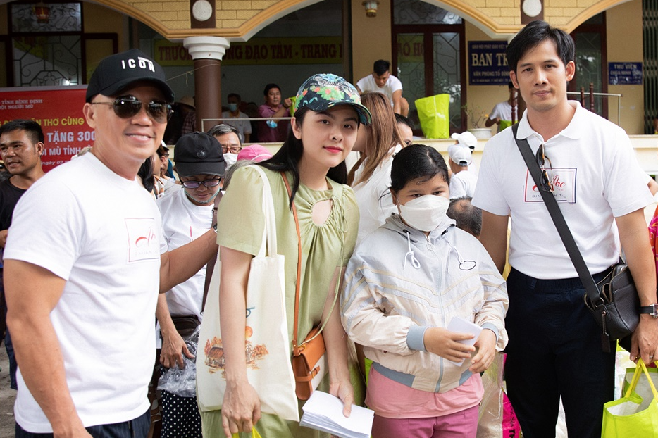 Vân Trang, Thúy Diễm cùng nhà thiết kế Đinh Văn Thơ trao quà cho người khiếm thị