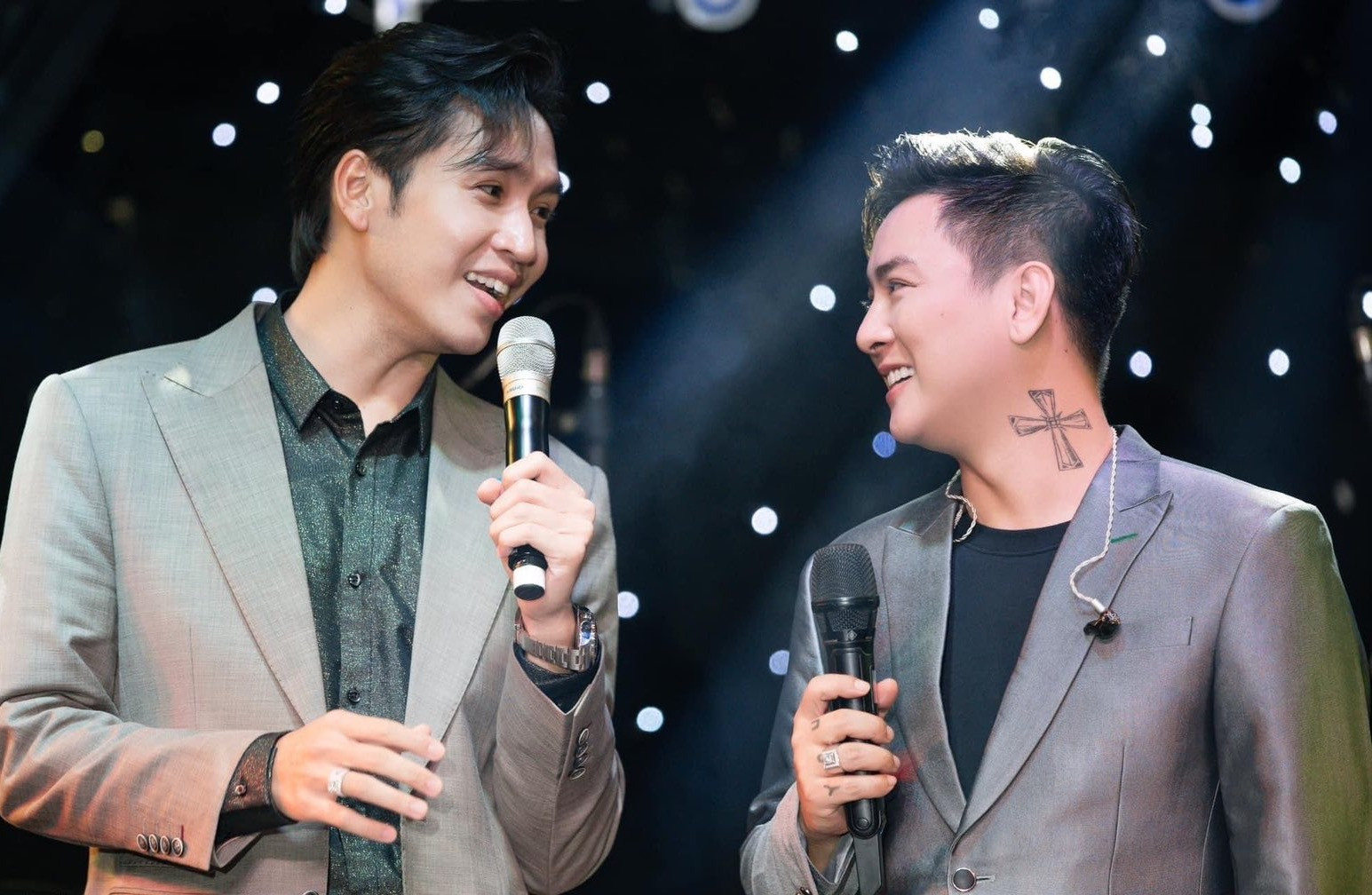 Hoài Lâm hát tác phẩm của Hoài Linh trong liveshow ở Hà Nội