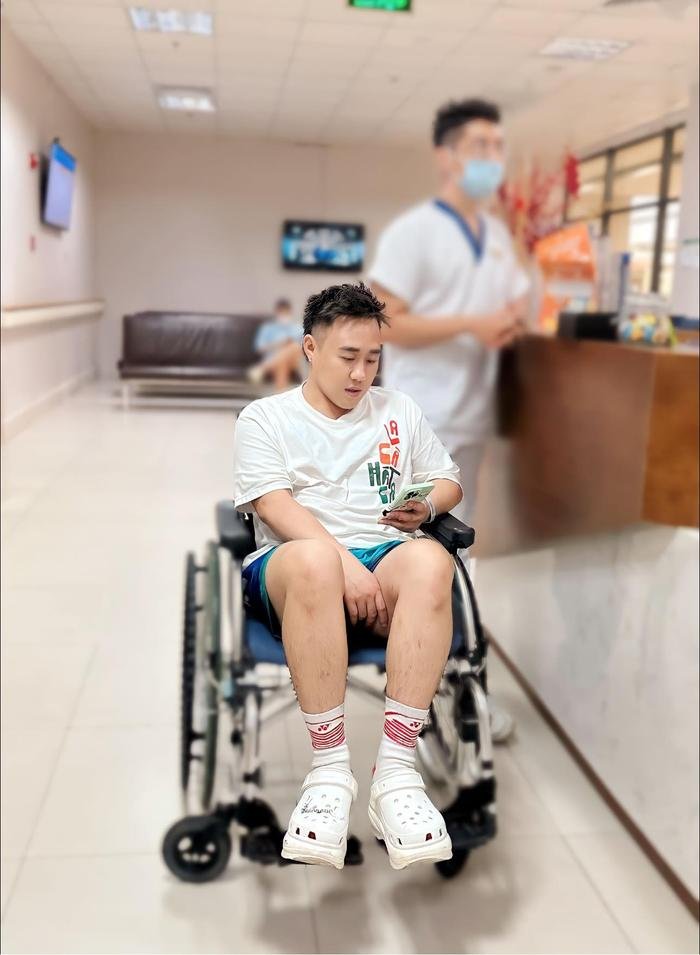 Trung Quân Idol nhập viện vì gãy xương sườn